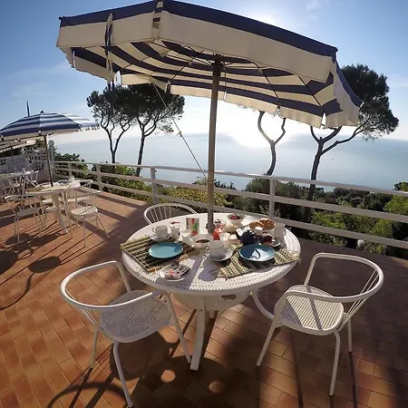 Sea View Di Amedeo סירולו
