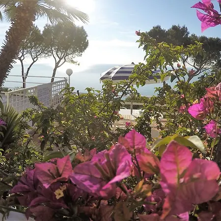 Bed & Breakfast Sea View Di Amedeo 4*