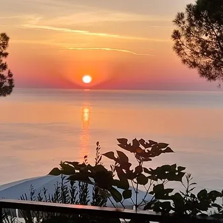 Sea View Di Amedeo Bed and Breakfast 4*